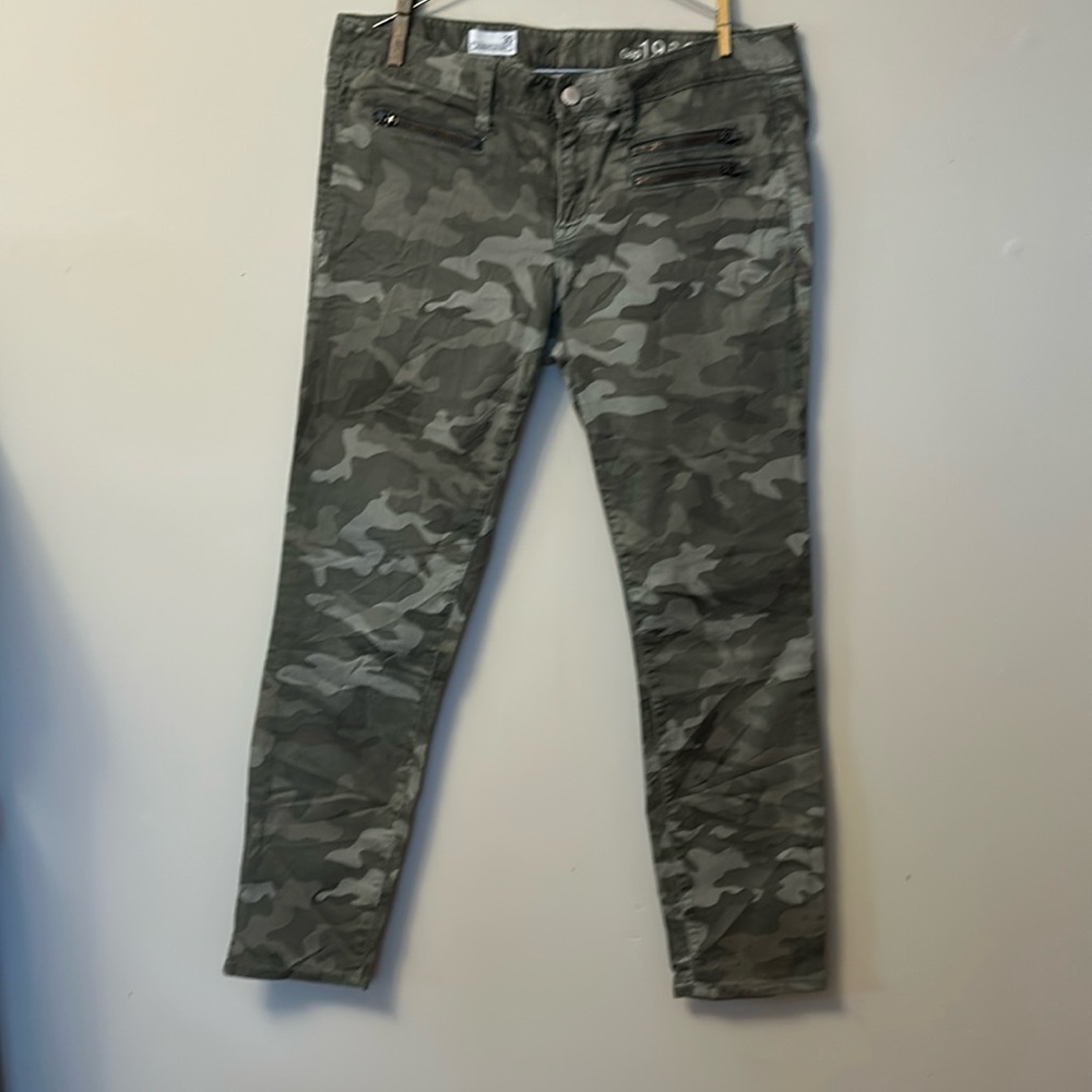 Gap jeans camo skinny zip front pockets 2 back pockets like new size 30